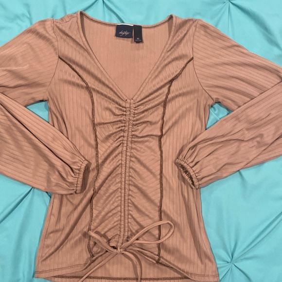 Day trip from Buckle
XS
Adjustable tie on bottom 
Excellent condition - Picture 1 of 2